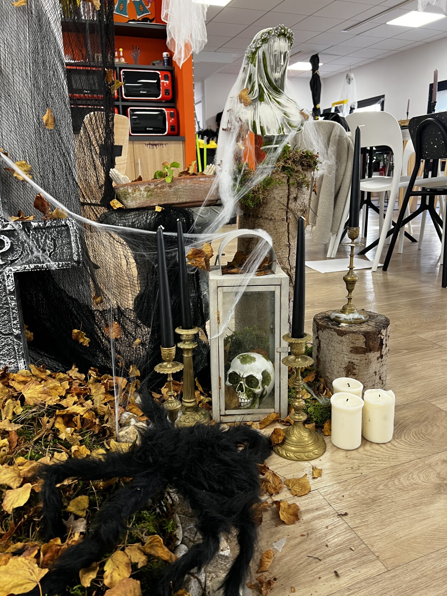 ambiance immersive halloween, décoration thématique halloween, scénographie halloween bureaux, paris ile de france, décoratrice halloween
