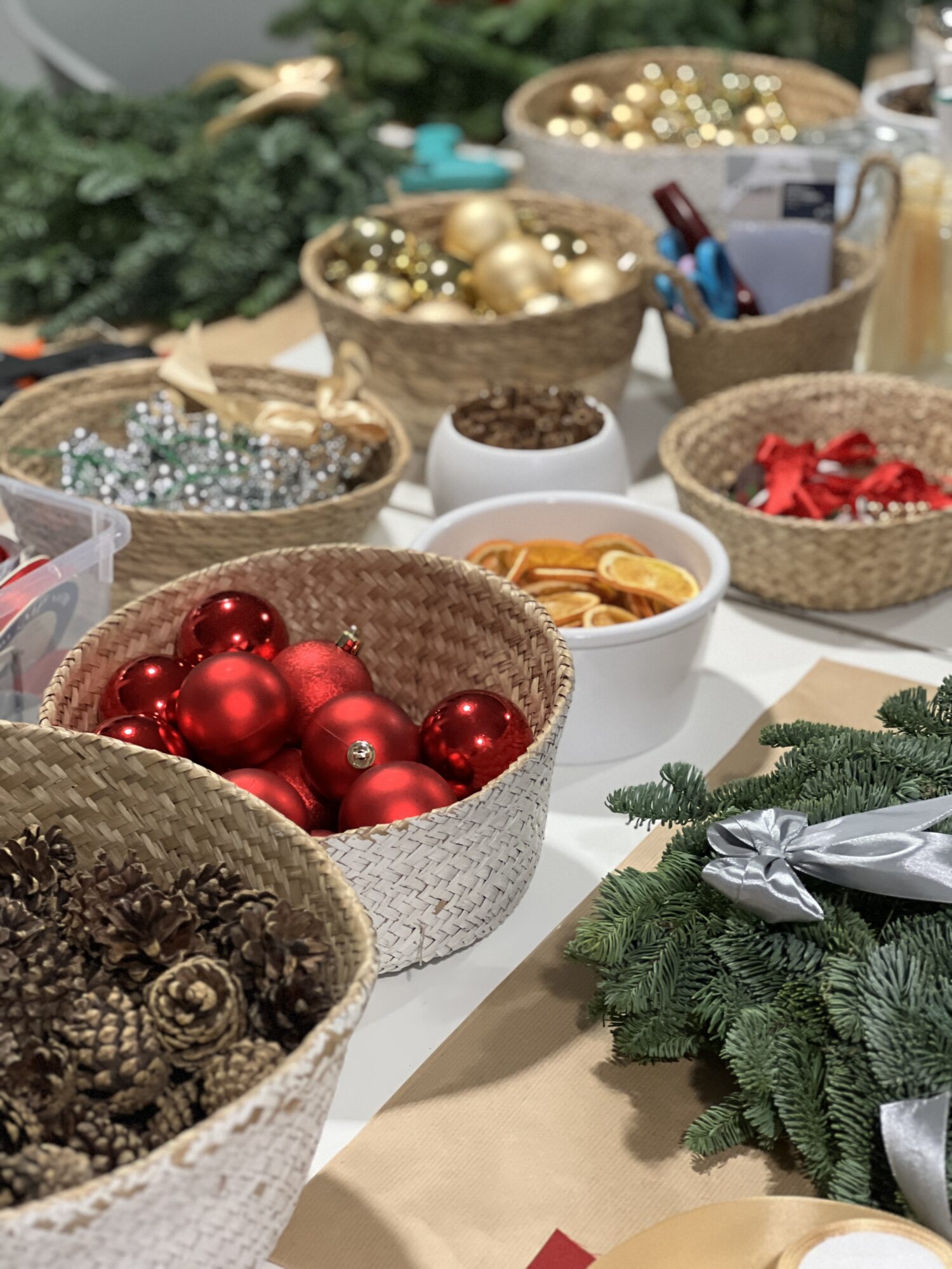 atelier créatif en entreprise, atelier couronne de noël, atelier collaboratif en entreprise, animation noël entreprise , évènement d'entreprise Noël, paris, ile de france