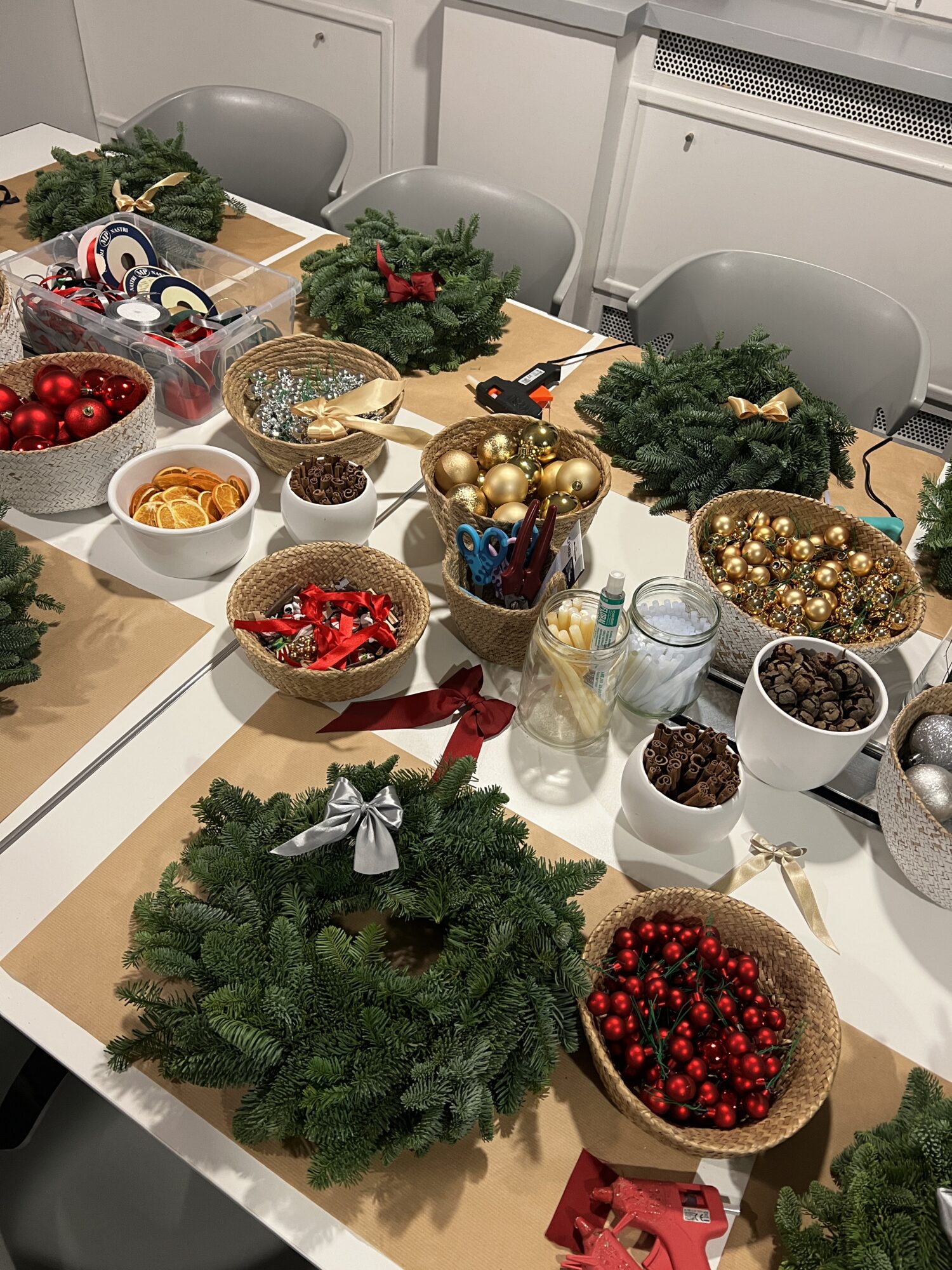 atelier couronne de noël en entreprise, atelier DIY entreprise