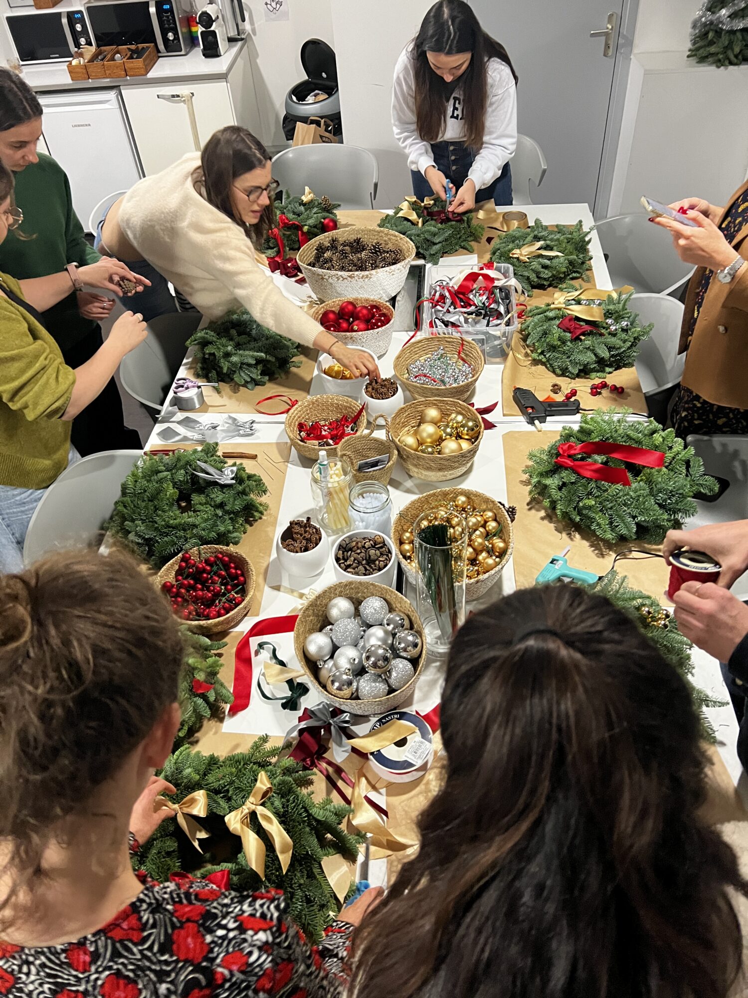 atelier de noël en entreprise, atelier corporate noël, confection de couronne de noël