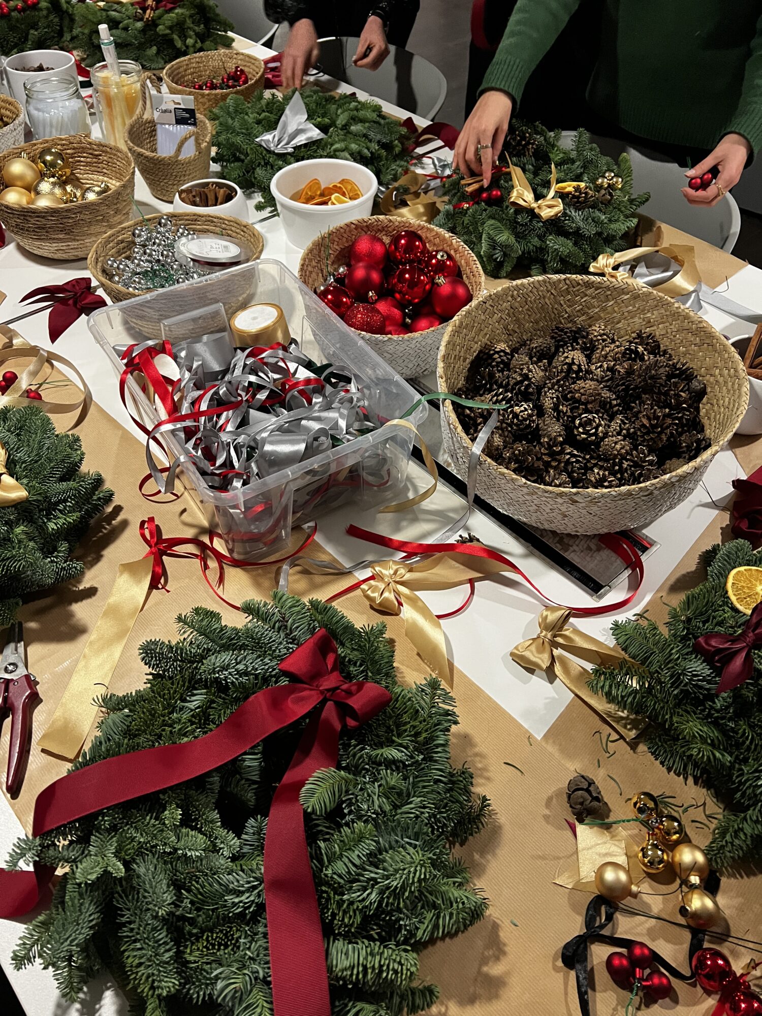 atelier de noël en entreprise, atelier corporate noël, confection de couronne de noël, PARIS
