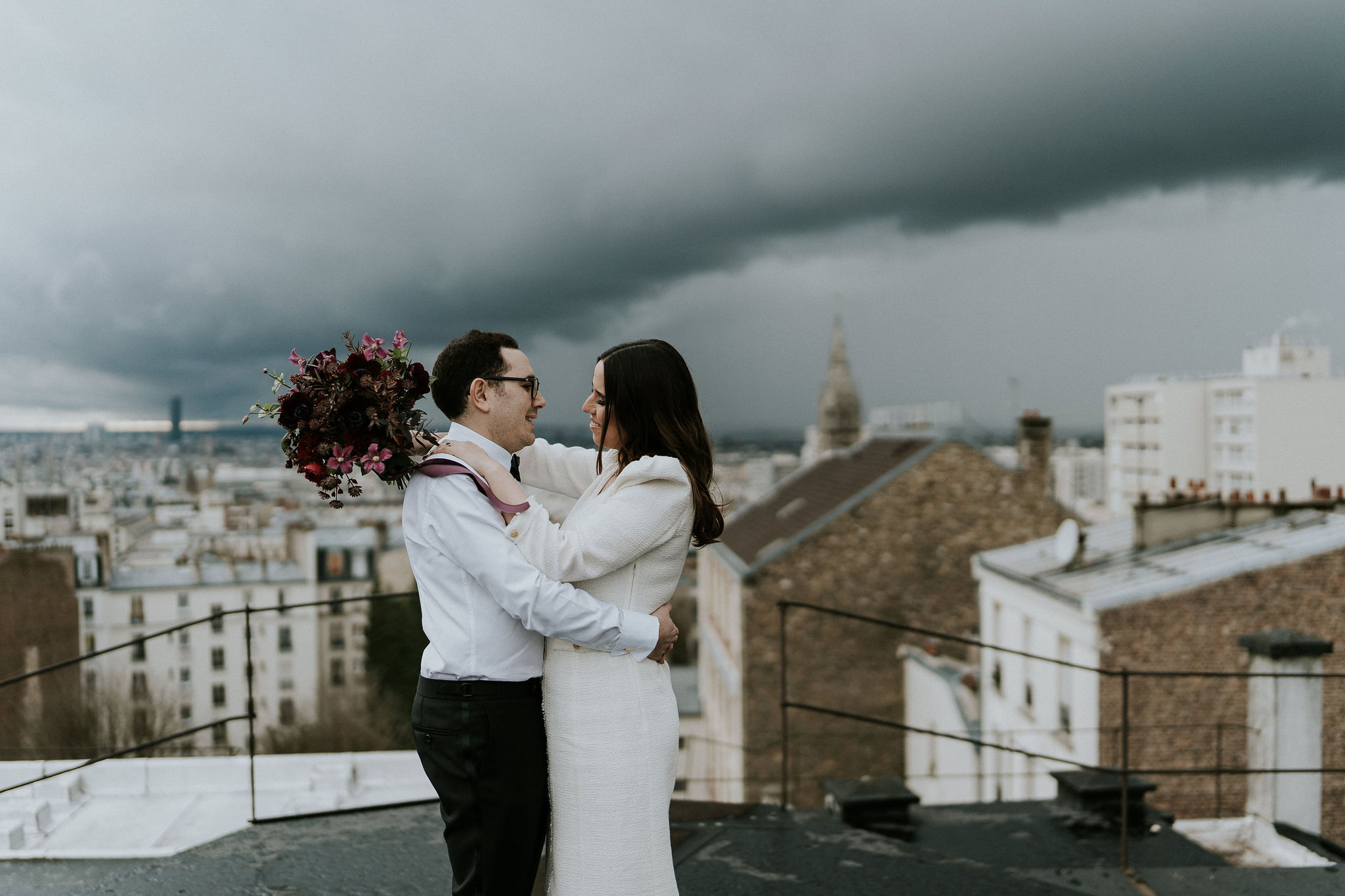 Fleuriste mariage, design floral, mariage à paris, décoratrice paris, mariage sur les toits de paris, red velvet, rouge velours, mariage , bouquet de mariée