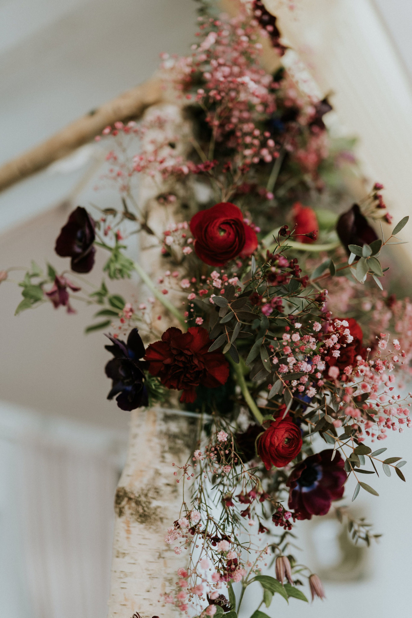Fleuriste mariage, design floral, mariage à paris, décoratrice paris, mariage sur les toits de paris, red velvet, rouge velours, mariage, houppa