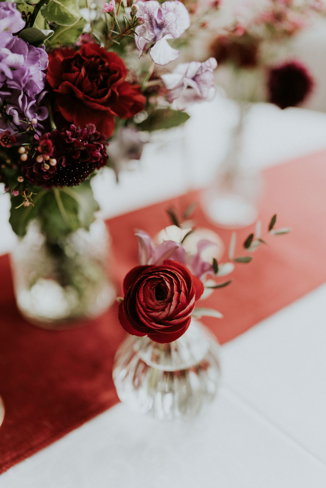 Fleuriste mariage, design floral, mariage à paris, décoratrice paris, mariage sur les toits de paris, red velvet, rouge velours, mariage, centre de table