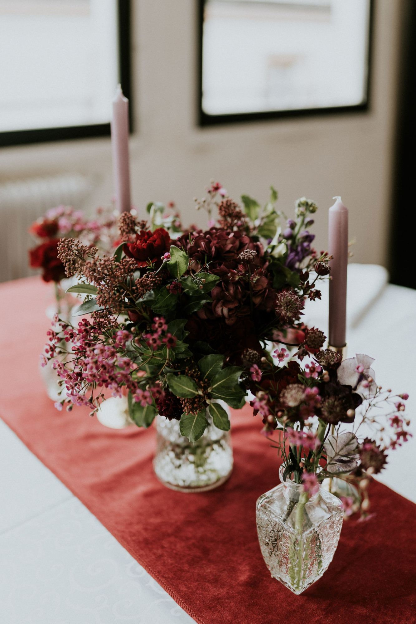 Fleuriste mariage, design floral, mariage à paris, décoratrice paris, mariage sur les toits de paris, red velvet, rouge velours, mariage , centre de table