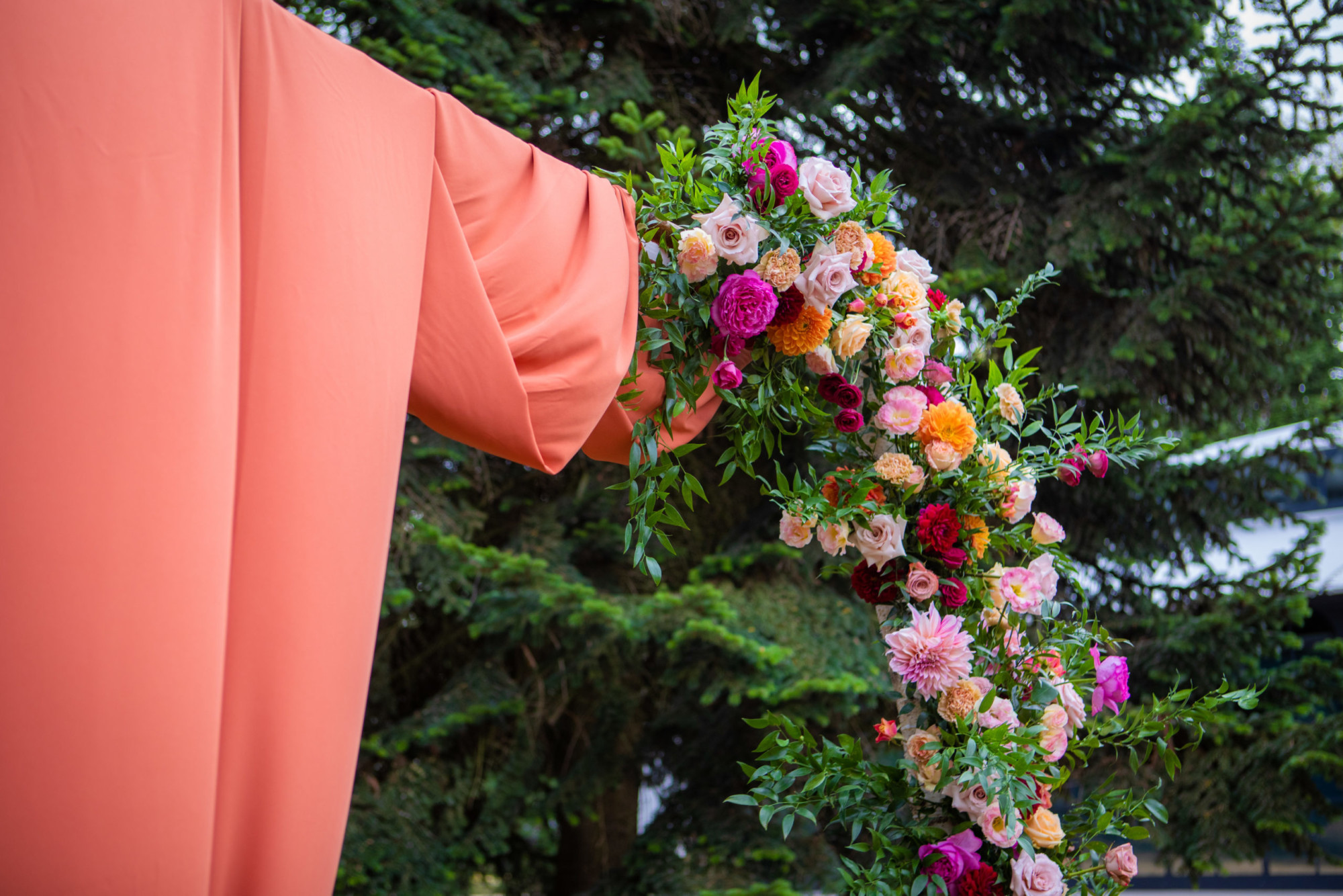 fleurs, arche, cérémonie, seine et marne fleuriste, mariage coloré