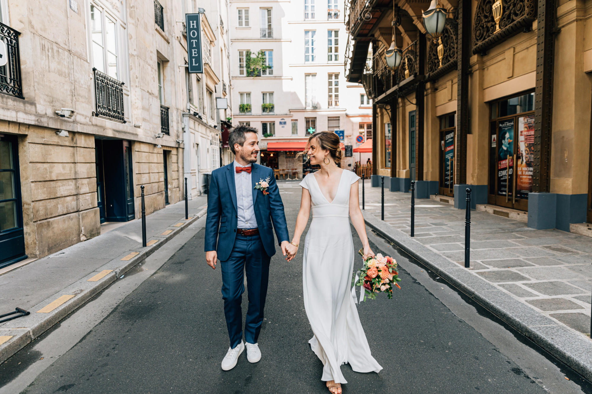 mariage civil, mariage chic, mariage moderne, mariage Paris, floral design, fleuriste mariage, mariée, bouquet de mariée, sortie de mairie