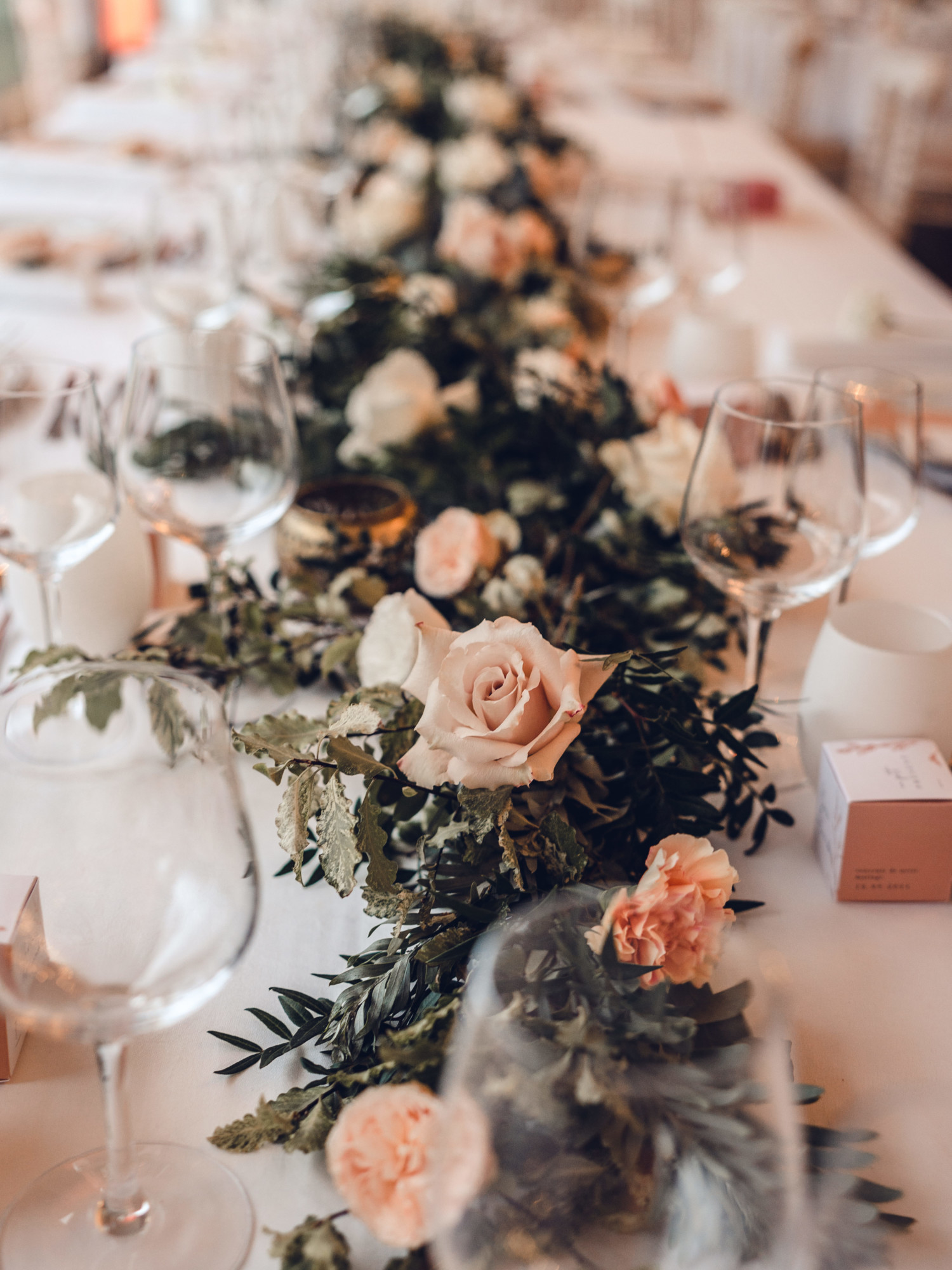 table des mariés, table d'honneur, guirlande végétale, guirlande de fleurs