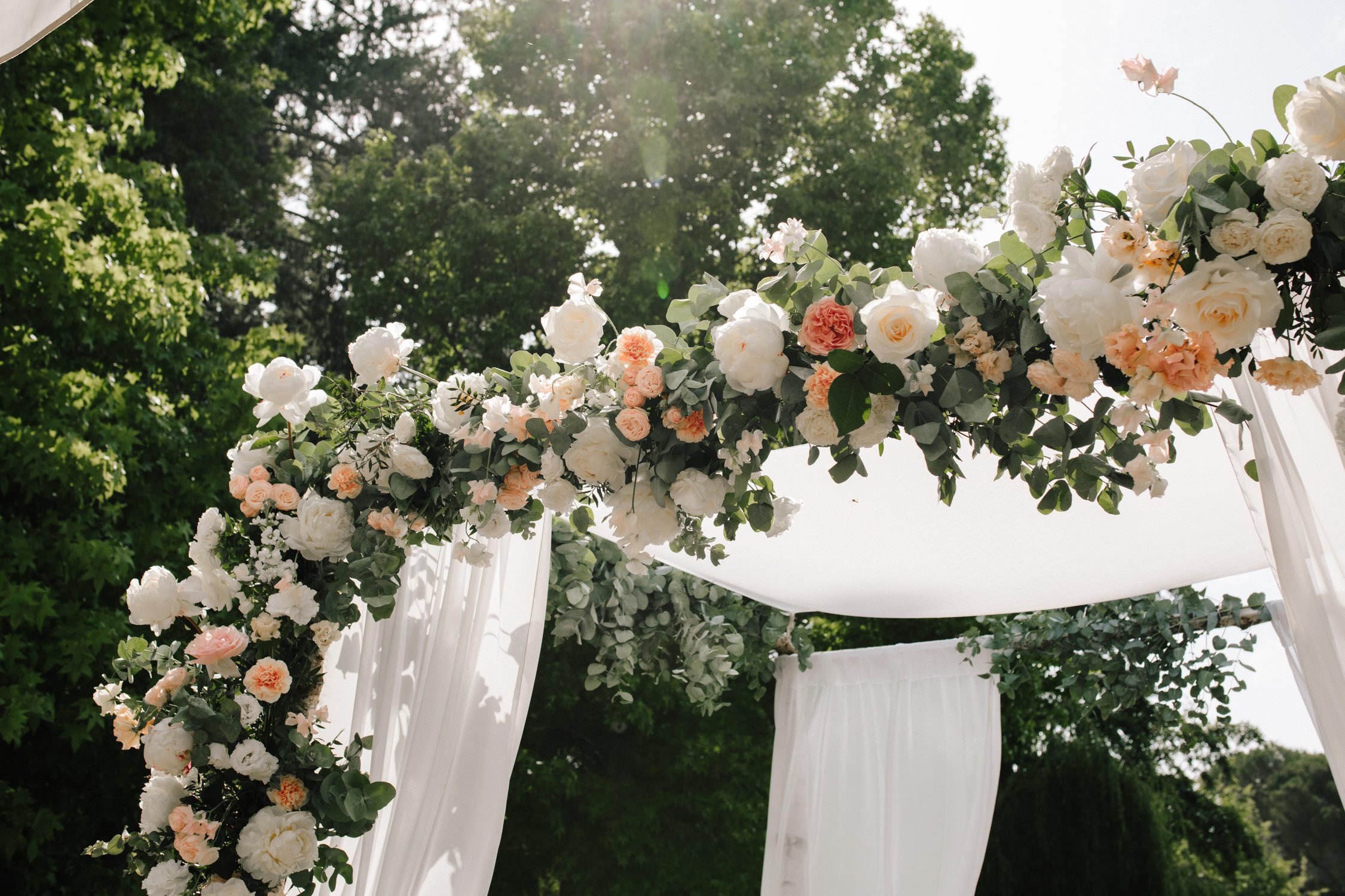 houppa, fleuriste mariage, mariage luxe, mariage chic, mariage juif, houppa fleurie, décoration houppa