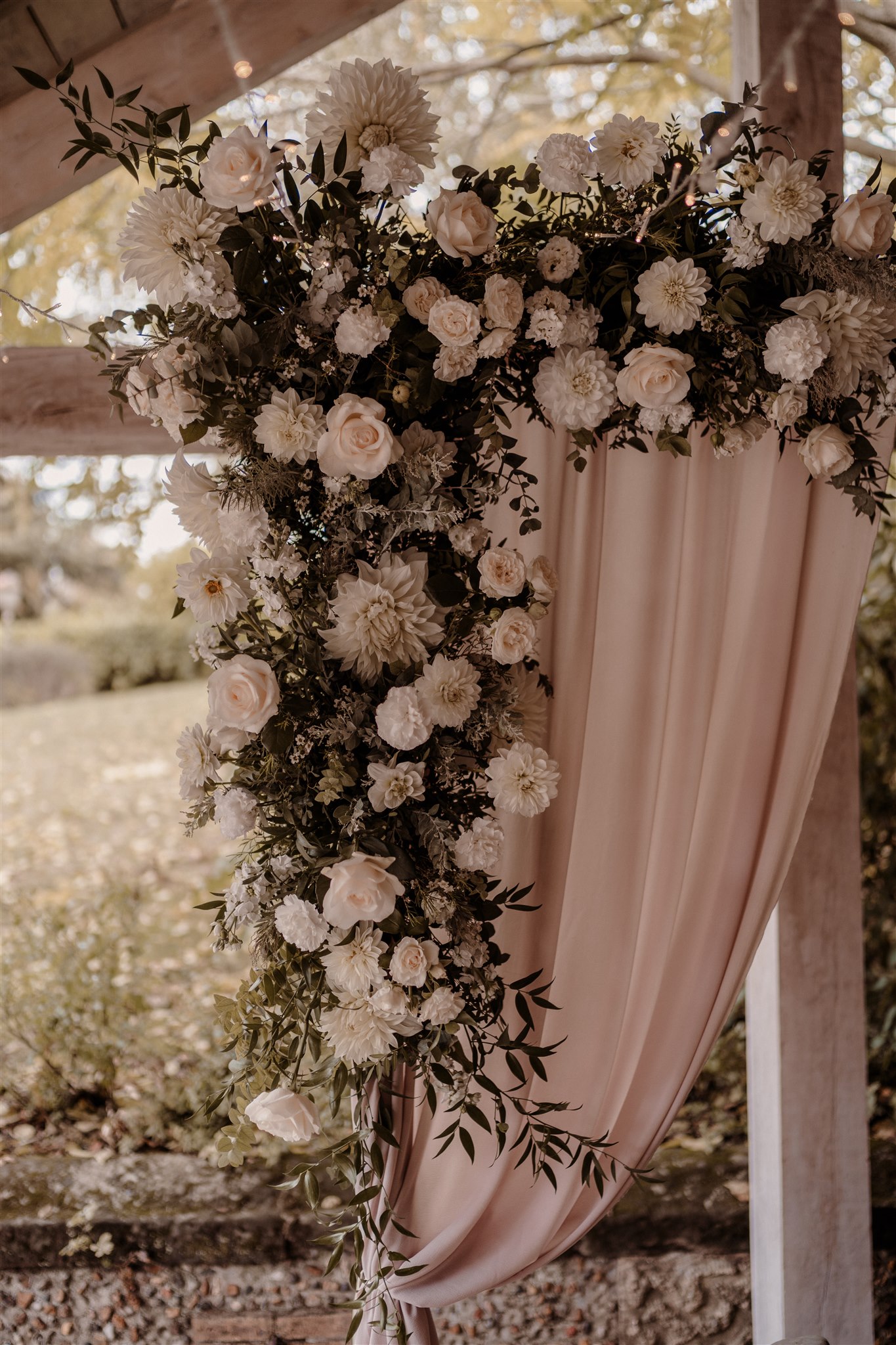 cérémonie de mariage, décor de cérémonie, cérémonie laïque, wedding design, floral design, fleuriste mariage paris, décoration de cérémonie laïque