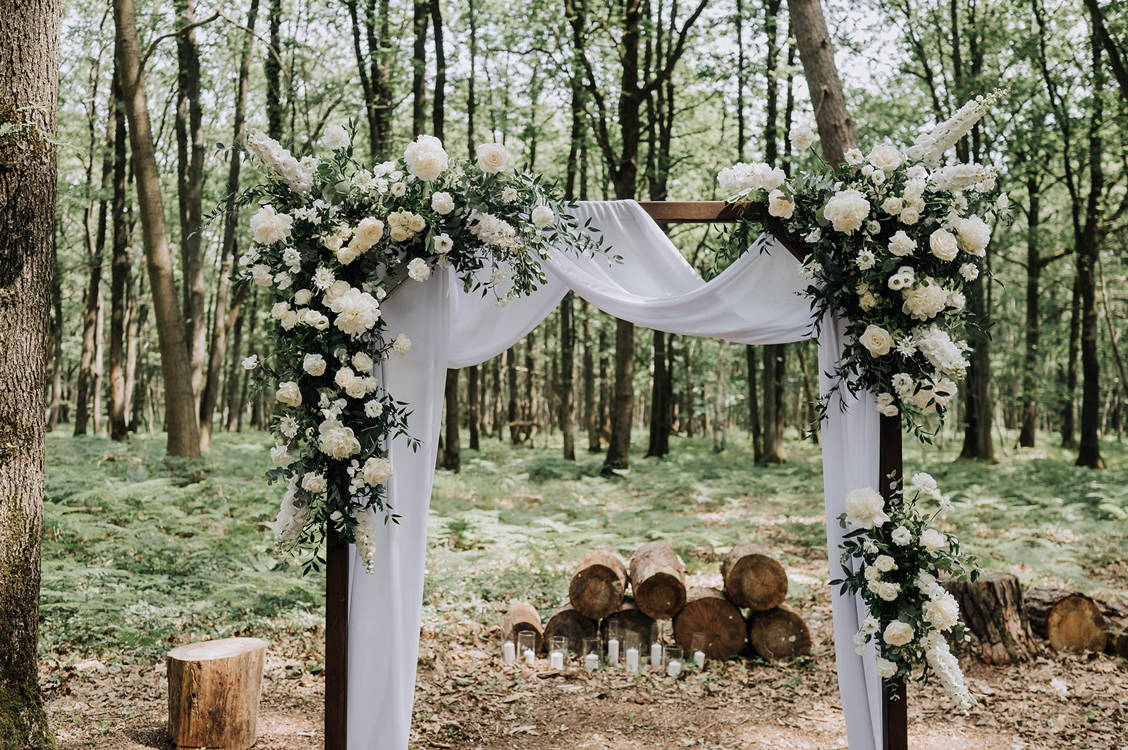 Arche de mariage, décoration de cérémonie en Ile de France, mariage chic, arche avec voilage