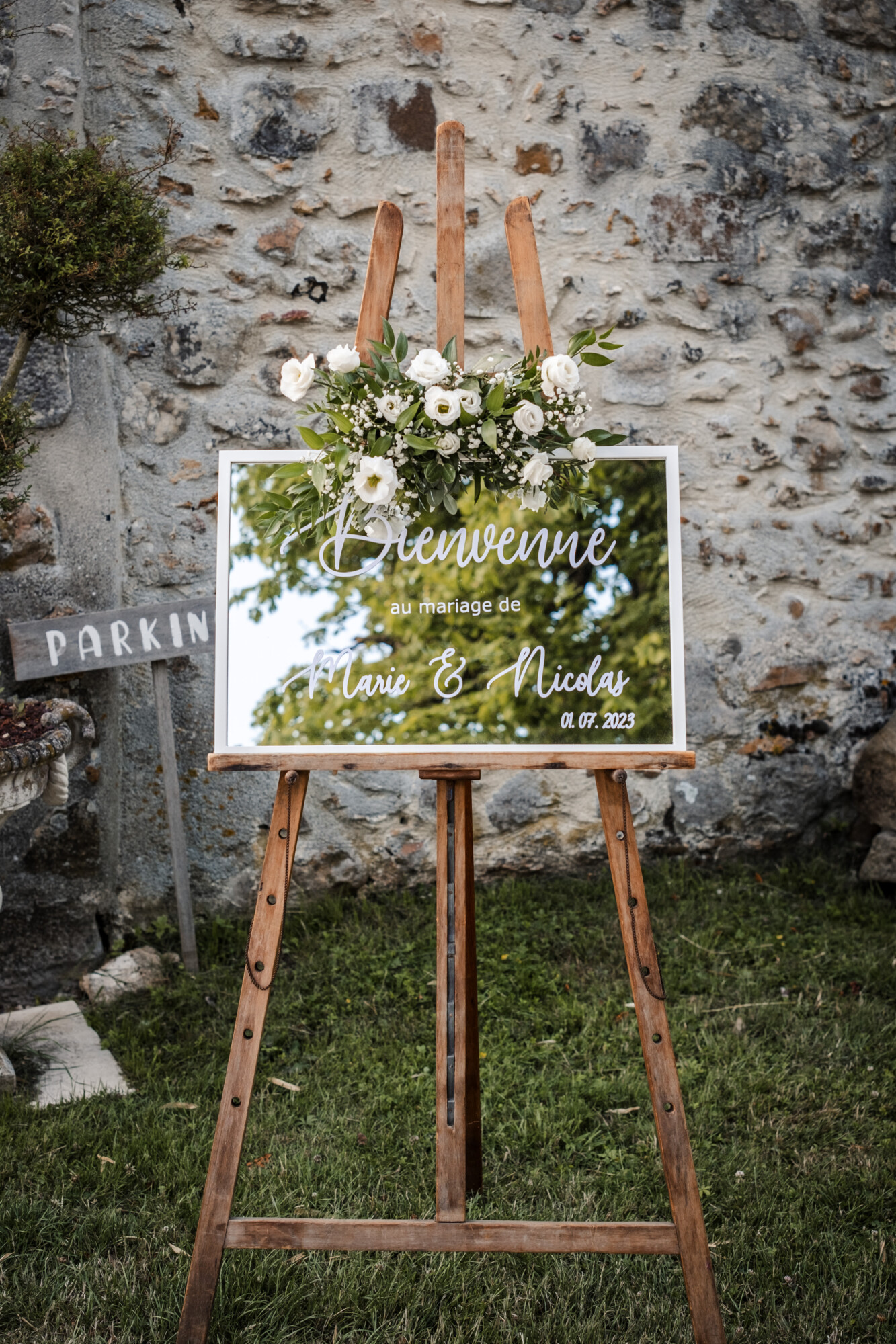 Fleuriste mariage, floral designer, décoratrice mariage, décoration mariage Paris, mariage vert et blanc, décoration de mariage vert sauge et blanc, panneau de bienvenue