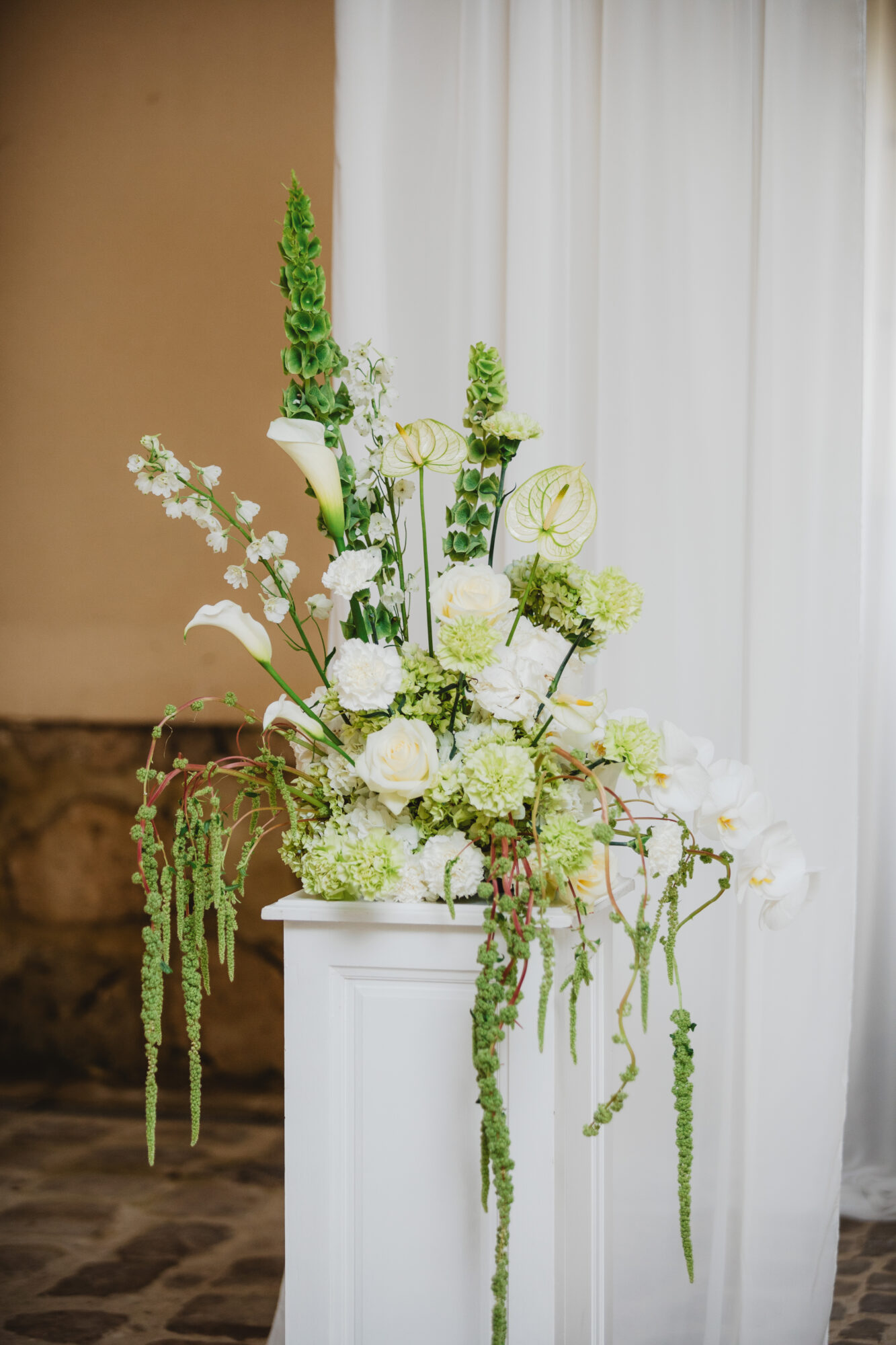 Décoration de cérémonie laïque, composition florale mariage, mariage vert et blanc, design floral moderne, décoration stèle mariage