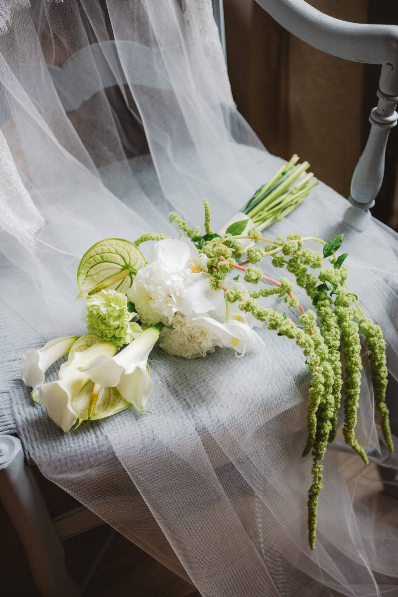 bouquet de mariée, bouquet moderne, fleuriste mariage, callas, anthurium, amarante, design floral