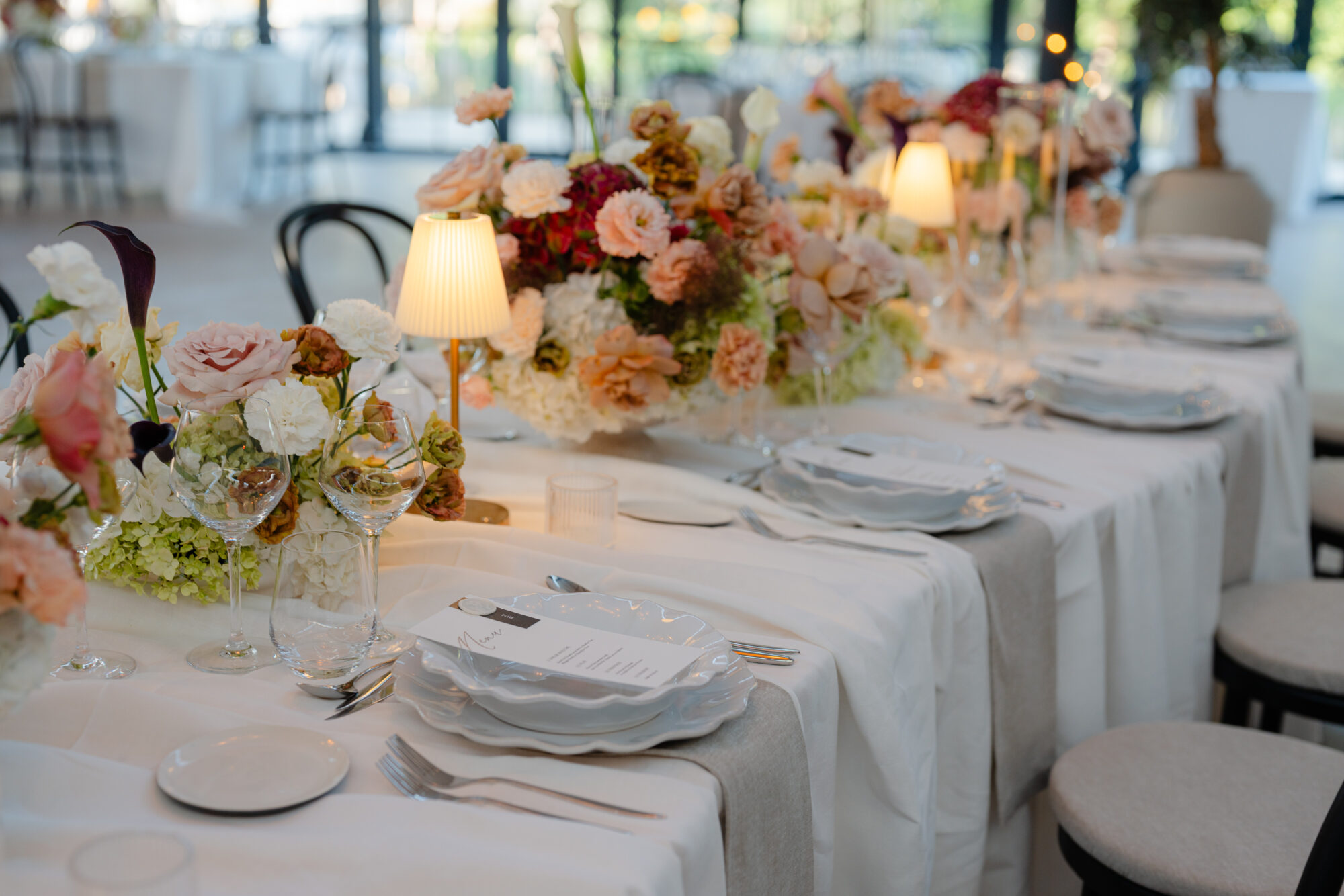 Table de mariage luxe, table d'honneur, head table, table serpentine, wedding design, floral design, mariage haut de gamme